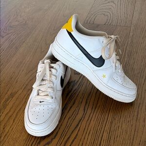 Nike Kids Air Force 1LV8 size 5Y
